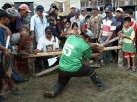 Young Kelabit men during an Irau at Bario. (81Kb)