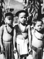 Young Kelabit children of the immediate post-war era (65Kb)